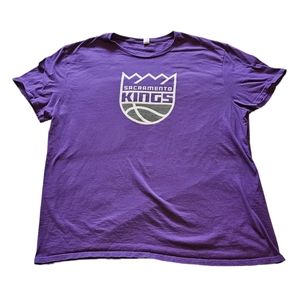 Sacramento Kings XL men's short sleeved shirt, logo on front, fan emoji on back.
